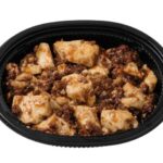セブンイレブンのごろっと豆腐の四川風麻婆豆腐を比較する。税込価格：322円、カロリー：203kcal、1円あたりカロリー：0.63kcal/円、たんぱく質：16.2g、1円あたりたんぱく質：0.05g/円、脂質：11.6g、炭水化物：9.6g、糖質：7.3g、食物繊維：2.3g、食塩相当量：2.2g。ひき肉をジャンで炒め、花椒（ホアジャオ）とラー油を最後に加えて煮ることで、本格的な辛みとしびれを感じられる味わいに仕上げた麻婆豆腐です。アレルギー：小麦。