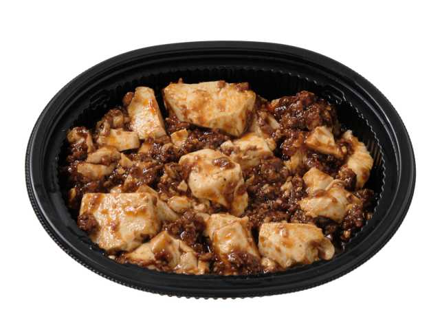 セブンイレブンのごろっと豆腐の四川風麻婆豆腐を比較する。税込価格：322円、カロリー：203kcal、1円あたりカロリー：0.63kcal/円、たんぱく質：16.2g、1円あたりたんぱく質：0.05g/円、脂質：11.6g、炭水化物：9.6g、糖質：7.3g、食物繊維：2.3g、食塩相当量：2.2g。ひき肉をジャンで炒め、花椒（ホアジャオ）とラー油を最後に加えて煮ることで、本格的な辛みとしびれを感じられる味わいに仕上げた麻婆豆腐です。アレルギー：小麦。
