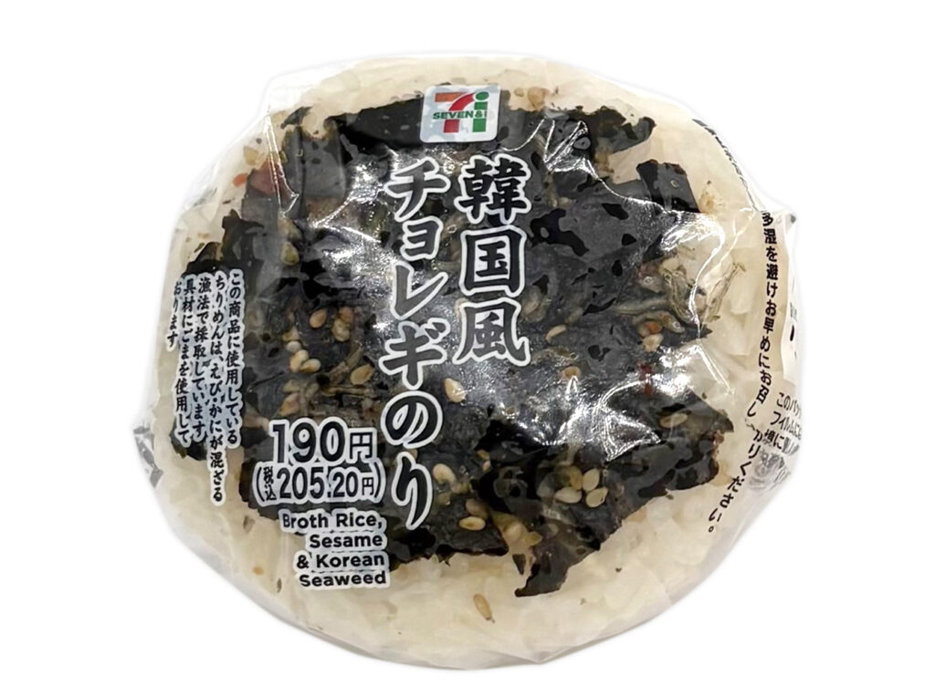 セブンイレブンの韓国風チョレギのり おむすびを比較する。税込価格：205円、カロリー：186kcal、1円あたりカロリー：0.91kcal/円、たんぱく質：3.9g、1円あたりたんぱく質：0.02g/円、脂質：2g、炭水化物：39.1g、糖質：37.1g、食物繊維：2g、食塩相当量：1.6g。ソフトふりかけの「チョレギのりふりかけ」を使用したシンプルなおむすびです。アレルギー：小麦。