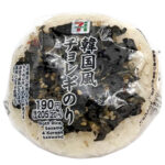 セブンイレブンの韓国風チョレギのり おむすびを比較する。税込価格：205円、カロリー：186kcal、1円あたりカロリー：0.91kcal/円、たんぱく質：3.9g、1円あたりたんぱく質：0.02g/円、脂質：2g、炭水化物：39.1g、糖質：37.1g、食物繊維：2g、食塩相当量：1.6g。ソフトふりかけの「チョレギのりふりかけ」を使用したシンプルなおむすびです。アレルギー：小麦。