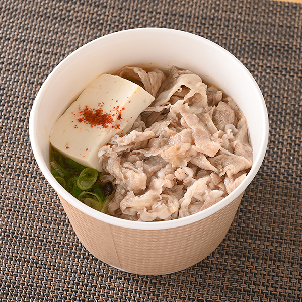 ファミリーマートの【関西、中国・四国】肉吸いを比較する。税込価格：398円。合わせ出汁で牛肉を煮込んだ旨みたっぷりのスープです。具材は、牛肉、豆腐、青ねぎ、一味です。