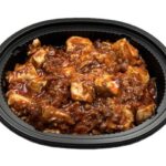 セブンイレブンの四川風麻婆豆腐を比較する。税込価格：365円、カロリー：255kcal、1円あたりカロリー：0.70kcal/円、たんぱく質：15.6g、1円あたりたんぱく質：0.04g/円、脂質：14g、炭水化物：18g、糖質：15.2g、食物繊維：2.8g、食塩相当量：2.4g。４種の醤に炒め粒トウチなどを使用し、本格的な味わいに仕上げた麻婆豆腐です。アレルギー：小麦。