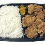 セブンイレブンの若鶏の唐揚げ弁当を比較する。税込価格：754円、カロリー：646kcal、1円あたりカロリー：0.86kcal/円、たんぱく質：31g、1円あたりたんぱく質：0.04g/円、脂質：23.8g、炭水化物：79.2g、糖質：74.6g、食物繊維：4.6g、食塩相当量：3.3g。ジューシーな唐揚げを５個盛り付けたボリュームのある唐揚げ弁当です。アレルギー：卵、乳、小麦。