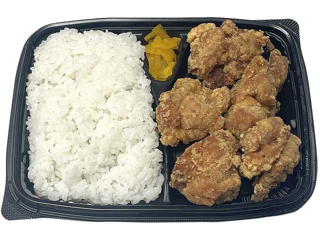 セブンイレブンの若鶏の唐揚げ弁当を比較する。税込価格：754円、カロリー：646kcal、1円あたりカロリー：0.86kcal/円、たんぱく質：31g、1円あたりたんぱく質：0.04g/円、脂質：23.8g、炭水化物：79.2g、糖質：74.6g、食物繊維：4.6g、食塩相当量：3.3g。ジューシーな唐揚げを５個盛り付けたボリュームのある唐揚げ弁当です。アレルギー：卵、乳、小麦。