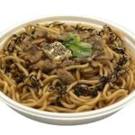 セブンイレブンのスパゲットーニ あさりバターを比較する。税込価格：430円、カロリー：681kcal、1円あたりカロリー：1.58kcal/円、たんぱく質：29.1g、1円あたりたんぱく質：0.07g/円、脂質：14.3g、炭水化物：111.2g、糖質：106.9g、食物繊維：4.3g、食塩相当量：6.4g。工場で製麺したもちもち太麺にあさりとバターを盛付けた、あさりの旨味が感じられるスパゲティです。アレルギー：乳、小麦、えび、かに。
