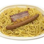 セブンイレブンの大盛りペペロンチーノを比較する。税込価格：518円、カロリー：836kcal、1円あたりカロリー：1.61kcal/円、たんぱく質：33.2g、1円あたりたんぱく質：0.06g/円、脂質：26.2g、炭水化物：121.1g、糖質：112.5g、食物繊維：8.6g、食塩相当量：6.2g。ベーコンとウィンナーを盛り付けた、大盛タイプのペペロンチーノです。アレルギー：卵、乳、小麦。