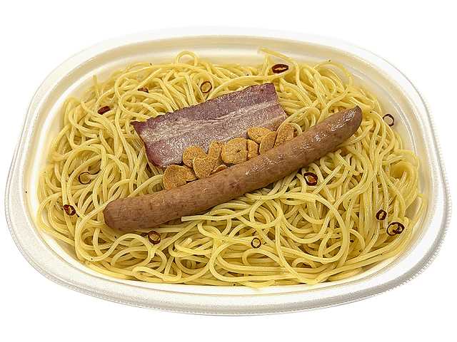 セブンイレブンの大盛りペペロンチーノを比較する。税込価格：518円、カロリー：836kcal、1円あたりカロリー：1.61kcal/円、たんぱく質：33.2g、1円あたりたんぱく質：0.06g/円、脂質：26.2g、炭水化物：121.1g、糖質：112.5g、食物繊維：8.6g、食塩相当量：6.2g。ベーコンとウィンナーを盛り付けた、大盛タイプのペペロンチーノです。アレルギー：卵、乳、小麦。
