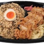 セブンイレブンの半熟煮玉子めしと油淋鶏を比較する。税込価格：754円、カロリー：953kcal、1円あたりカロリー：1.26kcal/円、たんぱく質：35.3g、1円あたりたんぱく質：0.05g/円、脂質：23.1g、炭水化物：154.7g、糖質：147.4g、食物繊維：7.3g、食塩相当量：10.3g。豚骨醤油で味付けした御飯に半熟煮玉子と刻み海苔をのせ、おかずに油淋鶏を合わせたボリューム感のあるお弁当です。アレルギー：卵、乳、小麦。