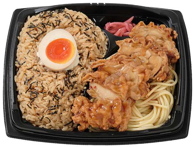 セブンイレブンの半熟煮玉子めしと油淋鶏を比較する。税込価格：754円、カロリー：953kcal、1円あたりカロリー：1.26kcal/円、たんぱく質：35.3g、1円あたりたんぱく質：0.05g/円、脂質：23.1g、炭水化物：154.7g、糖質：147.4g、食物繊維：7.3g、食塩相当量：10.3g。豚骨醤油で味付けした御飯に半熟煮玉子と刻み海苔をのせ、おかずに油淋鶏を合わせたボリューム感のあるお弁当です。アレルギー：卵、乳、小麦。
