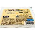 セブンイレブンの７Ｐ ５種の具入り玉子とうふ ２００ｇを比較する。税込価格：192円、カロリー：119kcal、1円あたりカロリー：0.62kcal/円、たんぱく質：7.1g、1円あたりたんぱく質：0.04g/円、脂質：5.1g、炭水化物：11g、糖質：10.5g、食物繊維：0.5g、食塩相当量：1.4g。栗甘露煮や筍、とうもろこし等の具材を入れた冷やしても温めても美味しいなめらかな口あたりの玉子とうふです。アレルギー：卵、小麦。