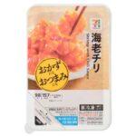セブンイレブンの７プレミアム 海老チリを比較する。税込価格：300円、カロリー：157kcal、1円あたりカロリー：0.52kcal/円、たんぱく質：4.7g、1円あたりたんぱく質：0.02g/円、脂質：9.9g、炭水化物：12.6g、糖質：11.7g、食物繊維：0.9g、食塩相当量：1.7g。香味野菜・豆板醤・ＸＯ醤をじっくり弱火で炒めることで香りよく、旨みのあるソースとプリっとした海老で仕上げた海老チリです。アレルギー：卵、小麦、えび。
