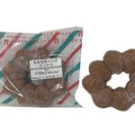 セブンイレブンのもちもちリングドーナツ。税込価格：149円、カロリー：305kcal、たんぱく質：1.8g、脂質：20.1g、炭水化物：29.2g、糖質：29g、食物繊維：0.2g、食塩相当量：0.7g。生地重量を増やし、よりもちもちとした食感に仕上げたドーナツです。アレルギー：卵、乳、小麦。