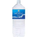セブンイレブンの７プレミアム スポーツドリンク ２Ｌを比較する。税込価格：194円、カロリー：13kcal、1円あたりカロリー：0.07kcal/円、たんぱく質：0g、1円あたりたんぱく質：0.00g/円、脂質：0g、炭水化物：3.2g、糖質：3.2g、食物繊維：0g、食塩相当量：0.1g。甘さひかえめ後味すっきりのスポーツドリンクです。アレルギー：なし。