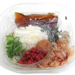 セブンイレブンの３種薬味と梅で食べるおろしそばを比較する。税込価格：497円、カロリー：269kcal、1円あたりカロリー：0.54kcal/円、たんぱく質：13.8g、1円あたりたんぱく質：0.03g/円、脂質：2.4g、炭水化物：50.6g、糖質：45.3g、食物繊維：5.3g、食塩相当量：4.8g。豊富な種類の薬味でさっぱりと食べられるそばです。カリカリ梅，ねり梅の２種類の梅を使用することで、梅の食感と酸味を楽しめる商品です。アレルギー：卵、小麦、そば。