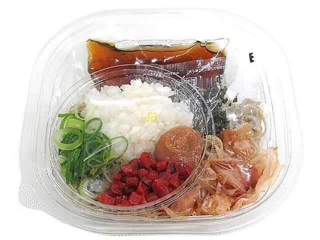 セブンイレブンの３種薬味と梅で食べるおろしそばを比較する。税込価格：497円、カロリー：269kcal、1円あたりカロリー：0.54kcal/円、たんぱく質：13.8g、1円あたりたんぱく質：0.03g/円、脂質：2.4g、炭水化物：50.6g、糖質：45.3g、食物繊維：5.3g、食塩相当量：4.8g。豊富な種類の薬味でさっぱりと食べられるそばです。カリカリ梅，ねり梅の２種類の梅を使用することで、梅の食感と酸味を楽しめる商品です。アレルギー：卵、小麦、そば。