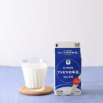 ファミリーマートのファミマの牛乳 500ml。税込価格：189円。素材の味わいが楽しめる成分無調整牛乳です。