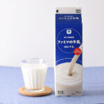 ファミリーマートのファミマの牛乳 1000ml。税込価格：278円。素材の味わいが楽しめる成分無調整牛乳です。