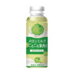 ファミリーマートのメロンミルク。税込価格：290円。ざく切りのメロン果肉がたっぷり入った、ごろごろとした食感が楽しめるデザート飲料です。