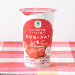 ファミリーマートののむヨーグルトいちご。税込価格：183円。いちごの果肉の食感をしっかりと感じられるヨーグルトドリンクです。生乳を使用し、コクのある味わいに仕立てました。