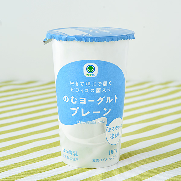 ファミリーマートののむヨーグルトプレーン。税込価格：160円。まろやかな味わいに仕上げたのむヨーグルトです。生乳仕立てで生きて腸まで届くビフィズス菌入りです。