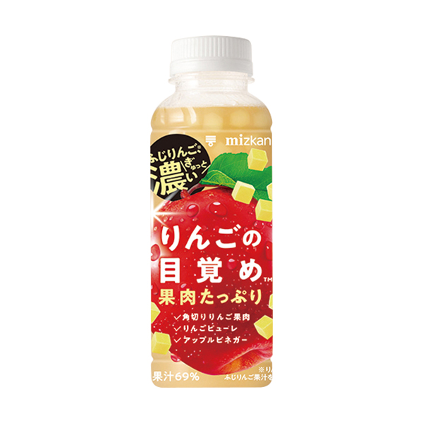ファミリーマートのりんごの目覚め™。税込価格：298円。たっぷり角切りりんご果肉入りのドリンクです。隠し味に「ミツカン」のアップルビネガーを使用することでりんごのおいしさを引き出しています。 ［ファミリーマート限定・数量限定］。