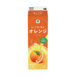 ファミリーマートの果汁100％オレンジ 1000ml。税込価格：398円。丸ごと搾り製法で仕上げた、オレンジ果汁100%のジュースです。オレンジの爽やかな酸味・甘み・香りが味わえる仕立てです。