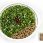 セブンイレブンの３０回混ぜて食べる汁なし担担麺を比較する。税込価格：594円、カロリー：536kcal、1円あたりカロリー：0.90kcal/円、たんぱく質：28.5g、1円あたりたんぱく質：0.05g/円、脂質：12.8g、炭水化物：79.4g、糖質：73.8g、食物繊維：5.6g、食塩相当量：6.1g。ラー油、山椒、花椒をきかせた辛みと痺れの風味があり専門店さながらの味わい、広島のご当地メニュー「汁なし担担麺」です。アレルギー：卵、小麦。