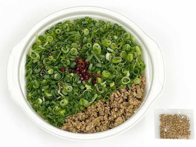セブンイレブンの３０回混ぜて食べる汁なし担担麺を比較する。税込価格：594円、カロリー：536kcal、1円あたりカロリー：0.90kcal/円、たんぱく質：28.5g、1円あたりたんぱく質：0.05g/円、脂質：12.8g、炭水化物：79.4g、糖質：73.8g、食物繊維：5.6g、食塩相当量：6.1g。ラー油、山椒、花椒をきかせた辛みと痺れの風味があり専門店さながらの味わい、広島のご当地メニュー「汁なし担担麺」です。アレルギー：卵、小麦。
