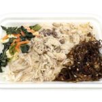 セブンイレブンの塩麹仕立てのあじ御飯を比較する。税込価格：454円、カロリー：319kcal、1円あたりカロリー：0.70kcal/円、たんぱく質：9.9g、1円あたりたんぱく質：0.02g/円、脂質：4.9g、炭水化物：59.2g、糖質：58.4g、食物繊維：0.8g、食塩相当量：1.3g。原材料高騰により、商品価格を変更しております。塩麹で漬け込んだあじのほぐし身を盛り付けた御飯です。アレルギー：卵、小麦。