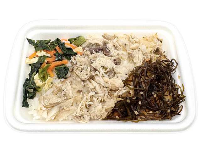セブンイレブンの塩麹仕立てのあじ御飯を比較する。税込価格：454円、カロリー：319kcal、1円あたりカロリー：0.70kcal/円、たんぱく質：9.9g、1円あたりたんぱく質：0.02g/円、脂質：4.9g、炭水化物：59.2g、糖質：58.4g、食物繊維：0.8g、食塩相当量：1.3g。原材料高騰により、商品価格を変更しております。塩麹で漬け込んだあじのほぐし身を盛り付けた御飯です。アレルギー：卵、小麦。
