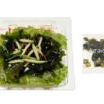 セブンイレブンの三陸産わかめとサンチュのやみつきチョレギサラダを比較する。税込価格：322円、カロリー：104kcal、1円あたりカロリー：0.32kcal/円、たんぱく質：2.5g、1円あたりたんぱく質：0.01g/円、脂質：8.5g、炭水化物：5.5g、糖質：3.2g、食物繊維：2.3g、食塩相当量：1.6g。レタス、サンチュ、三陸産の食感の良いわかめを組み合わせたサラダです。付属のにんにく＆胡麻油の旨だれや韓国のりと一緒にお召し上がりください。アレルギー：小麦。