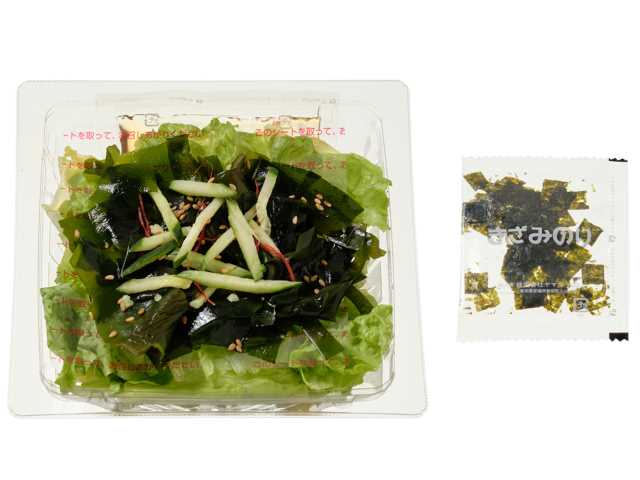 セブンイレブンの三陸産わかめとサンチュのやみつきチョレギサラダを比較する。税込価格：322円、カロリー：104kcal、1円あたりカロリー：0.32kcal/円、たんぱく質：2.5g、1円あたりたんぱく質：0.01g/円、脂質：8.5g、炭水化物：5.5g、糖質：3.2g、食物繊維：2.3g、食塩相当量：1.6g。レタス、サンチュ、三陸産の食感の良いわかめを組み合わせたサラダです。付属のにんにく＆胡麻油の旨だれや韓国のりと一緒にお召し上がりください。アレルギー：小麦。