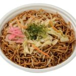セブンイレブンの定番の味 ジューシーソース焼そばを比較する。税込価格：464円、カロリー：719kcal、1円あたりカロリー：1.55kcal/円、たんぱく質：19.4g、1円あたりたんぱく質：0.04g/円、脂質：25.7g、炭水化物：105.5g、糖質：99.6g、食物繊維：5.9g、食塩相当量：7.4g。風味豊かなウスターソースを使用し、旨みとコクを感じられる味わいに仕上げたソース焼そばです。アレルギー：卵、小麦。