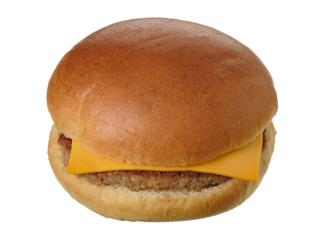 セブンイレブンのチーズバーガーを比較する。税込価格：292円、カロリー：320kcal、1円あたりカロリー：1.10kcal/円、たんぱく質：13.9g、1円あたりたんぱく質：0.05g/円、脂質：13.3g、炭水化物：36.9g、糖質：35.2g、食物繊維：1.7g、食塩相当量：1.9g。原料高騰により、価格を２６０円（税抜）から２７０円（税抜）に変更します。パティとチェダーチーズを挟み、ケチャップで味付けしたシンプルなバーガー。アレルギー：卵、乳、小麦。
