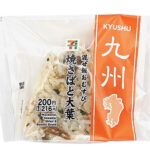 セブンイレブンの混ぜ飯おむすび 焼さばと大葉を比較する。税込価格：216円、カロリー：215kcal、1円あたりカロリー：1.00kcal/円、たんぱく質：5.6g、1円あたりたんぱく質：0.03g/円、脂質：6.1g、炭水化物：35.1g、糖質：33.5g、食物繊維：1.6g、食塩相当量：1.3g。香ばしく焼いてほぐしたたさばと、さっぱりとした大葉の風味豊かなおむすびです。アレルギー：卵、小麦。