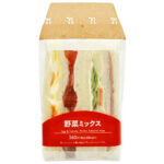 セブンイレブンの野菜ミックスサンドを比較する。税込価格：389円、カロリー：311kcal、1円あたりカロリー：0.80kcal/円、たんぱく質：9.2g、1円あたりたんぱく質：0.02g/円、脂質：16.7g、炭水化物：31.9g、糖質：29.8g、食物繊維：2.1g、食塩相当量：1.3g。多種類の具材を１度に楽しめる野菜ミックスサンドです。１組ごとに異なる具材と味付けを楽しめます。アレルギー：卵、乳、小麦。