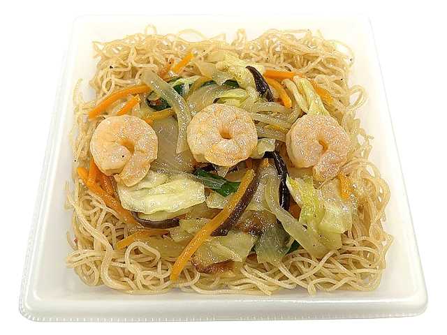 セブンイレブンの海老と香ばし野菜の焼ビーフンを比較する。税込価格：432円、カロリー：335kcal、1円あたりカロリー：0.78kcal/円、たんぱく質：7.4g、1円あたりたんぱく質：0.02g/円、脂質：7.8g、炭水化物：60g、糖質：57.5g、食物繊維：2.5g、食塩相当量：4g。野菜炒めや海老の香ばしさを感じる具材感のある焼ビーフンです。アレルギー：卵、小麦、えび、かに。