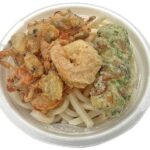 ３種天ぷら小盛うどん ちくわ・海老・あさり セブンイレブン ちくわ磯辺天、小海老天、あさりのくずしかき揚げを盛り付けた小盛サイズのかけうどん。