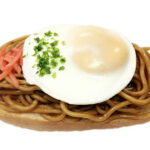 具コッペ（焼きそば×目玉焼き） セブンイレブン たっぷりの具材を乗せラップ包装した新形態のロールです。香ばしい焼きそばと、ぷるんとした食感の目玉焼きを一緒にお楽しみいただけます。