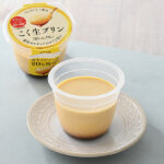 ファミリーマートのこく生プリンを比較する。税込価格：178円。生クリームをくわえた、濃厚でコクのある味わいのカスタードプリンです。従来品よりもカラメルソースを20％増量しました。 ［ファミリーマート限定］。