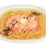 セブンイレブンの大盛 つぶつぶ明太マヨのスパゲティを比較する。税込価格：529円、カロリー：820kcal、1円あたりカロリー：1.55kcal/円、たんぱく質：23.5g、1円あたりたんぱく質：0.04g/円、脂質：29g、炭水化物：119.2g、糖質：113.2g、食物繊維：6g、食塩相当量：4.8g。明太子を盛り付けた麺重量約３５０ｇの大盛スパゲティです。明太マヨネーズ，バター，刻みのり，加熱タイプつぶつぶばらこを盛り付け、明太子の粒感を感じる商品です。アレルギー：卵、乳、小麦。