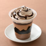 ファミリーマートのチョコレートパフェ（コーヒーゼリー入り）を比較する。税込価格：358円。ミルクチョコプリンにコーヒーゼリーとチョコムース、ココアスポンジを重ね、チョコホイップとパリパリの線掛けチョコで飾ったボリューム満点のパフェです。