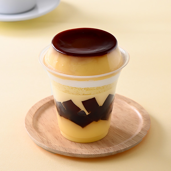 ファミリーマートの窯出しプリンのパフェを比較する。税込価格：359円。プリン、カラメルゼリー、プリンムースなどを重ね、かため食感のカスタードプリンをトッピングしたプリンづくしのパフェです。
