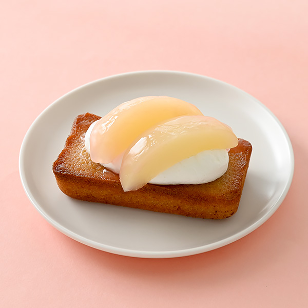 ファミリーマートの桃のデザートフィナンシェを比較する。税込価格：250円。しっとりとしたフィナンシェにホイップクリームと桃果肉2個をトッピングしたスイーツです。