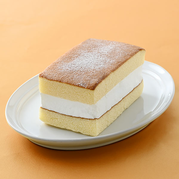 クリームたっぷり厚切りケーキサンド ファミリーマート スポンジ生地でホイップクリームをたっぷりサンドしました。