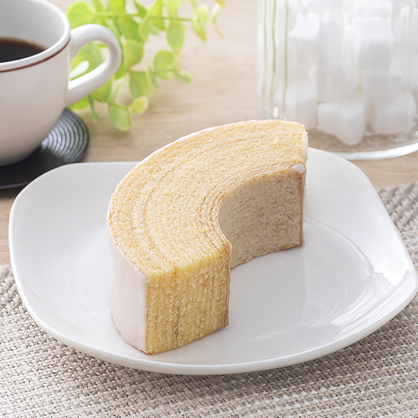 ファミリーマートの冷やして食べるしっとり食感のバウムを比較する。税込価格：180円。しっとりとした食感のバウムです。生地を1枚1枚丁寧に焼き上げました。