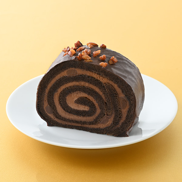 ファミリーマートの濃厚ショコラロールを比較する。税込価格：320円。チョコ生地でチョコクリームとチョコソースを巻いた濃厚なチョコの味わいのロールケーキです。 【アルコール使用】。