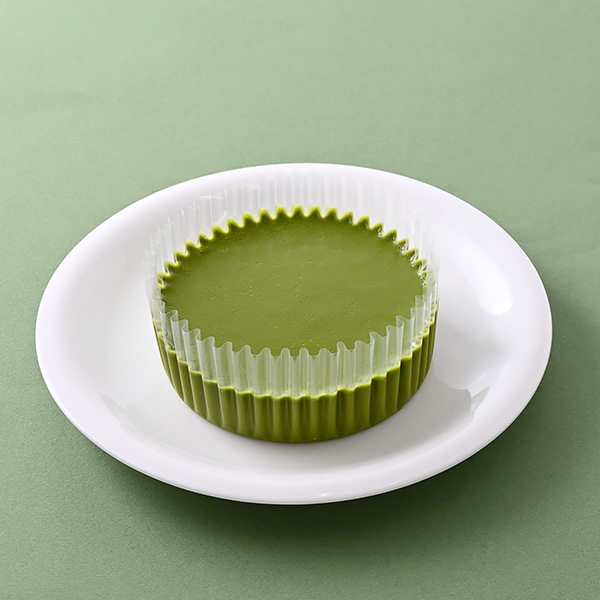 ファミリーマートのとろける生チーズケーキ 宇治抹茶を比較する。税込価格：220円。宇治抹茶を使用した、とろける口どけが特徴のチーズケーキです。