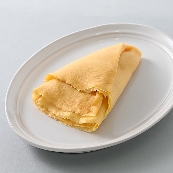 ファミリーマートのもちもちシュガーバタークレープを比較する。税込価格：278円。ワンハンドで食べられるクレープです。人気のもちもち食感のクレープ皮で、カラメルチップ入りのキャラメルソースを包みました。温めてもおいしいスイーツです。