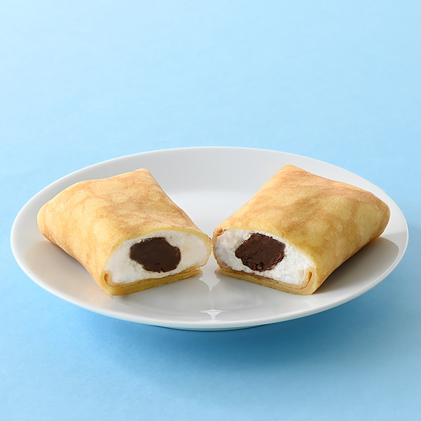 ファミリーマートのファミマ・ザ・クレープ 生チョコを比較する。税込価格：258円。絶妙もちもち食感のファミマ・ザ・クレープ生チョコです。くちどけなめらかな生チョコレートと、生クリームをブレンドした濃厚ですっきりとしたホイップクリームを包みました。